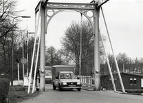 402552 Gezicht op de ophaalbrug over de Leidsche Rijn in de Kanaalweg te Utrecht.